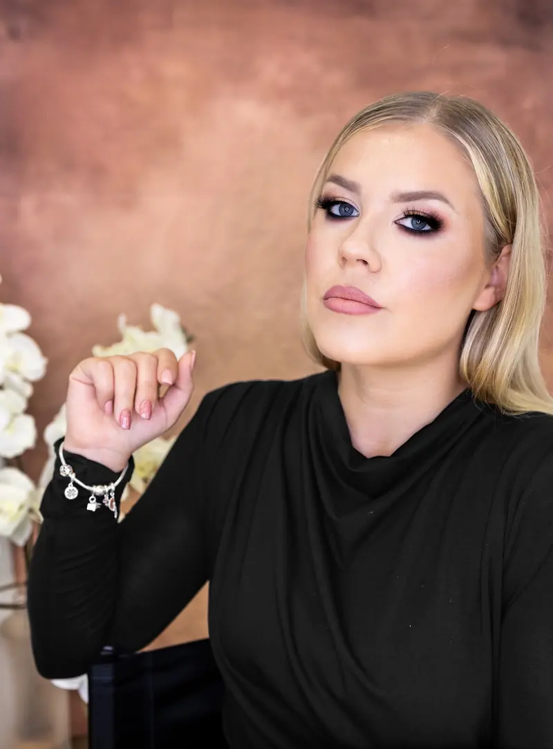 Glam look, večernja šminka s dimnim sjenilom i nude ružem